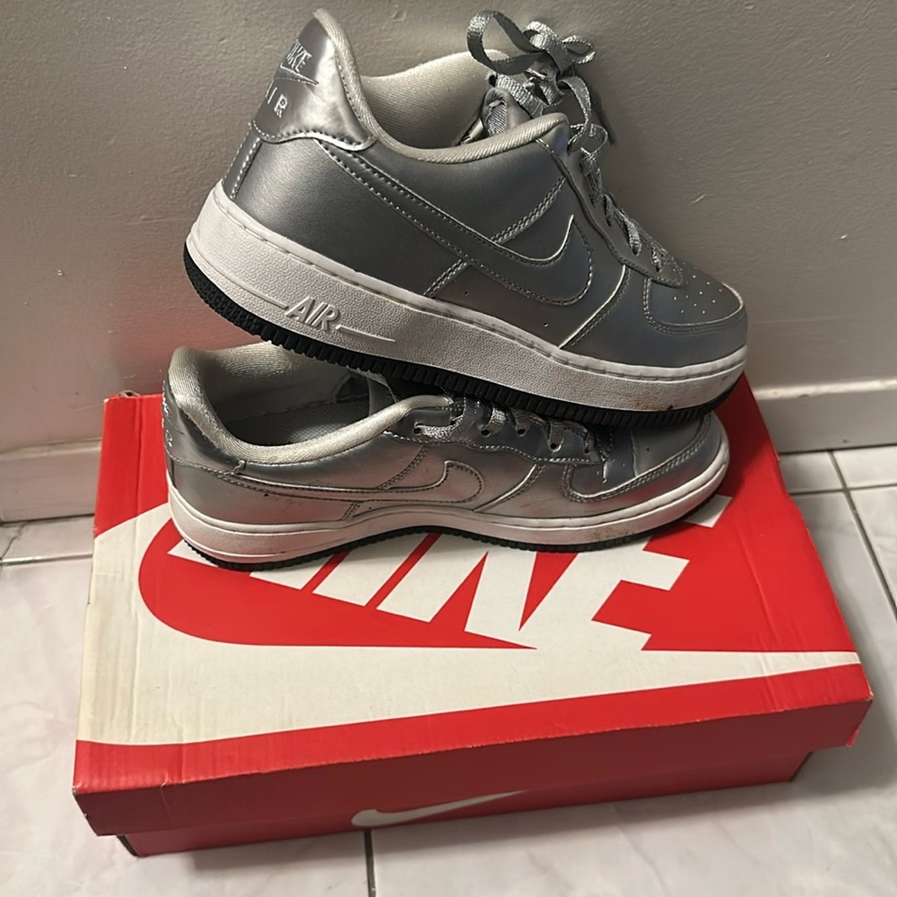 🩶Pre Loved Silver LV8 Air Force 1’s 🩶.. Size 6Y 
#nike #airforce1